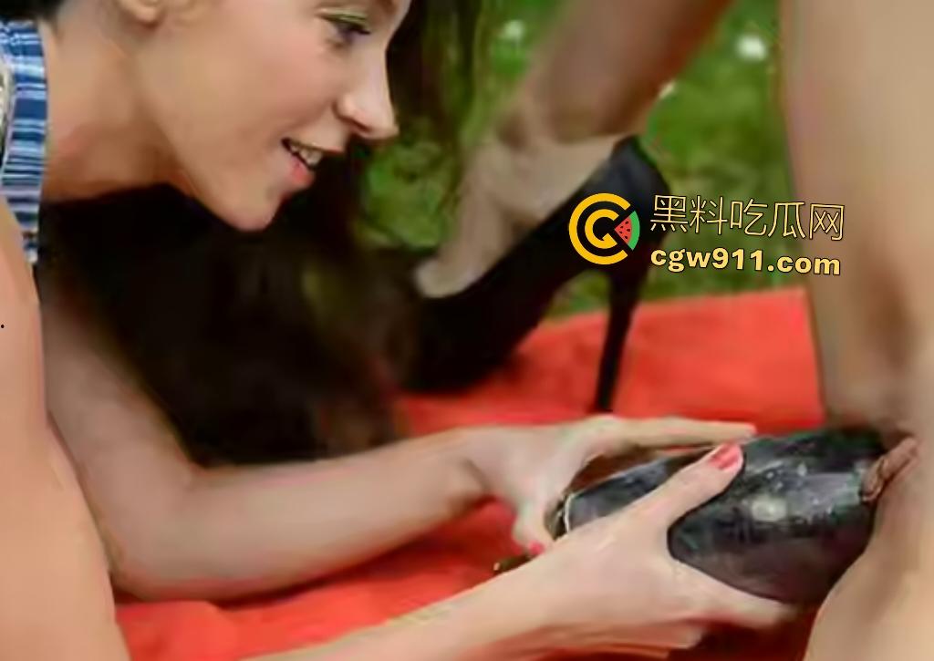 欧美户外重口果交派对,白衣美女与闺蜜露出扩阴,细长番茄从逼里挤出,巨型茄子全根塞穴撑到极限!-5