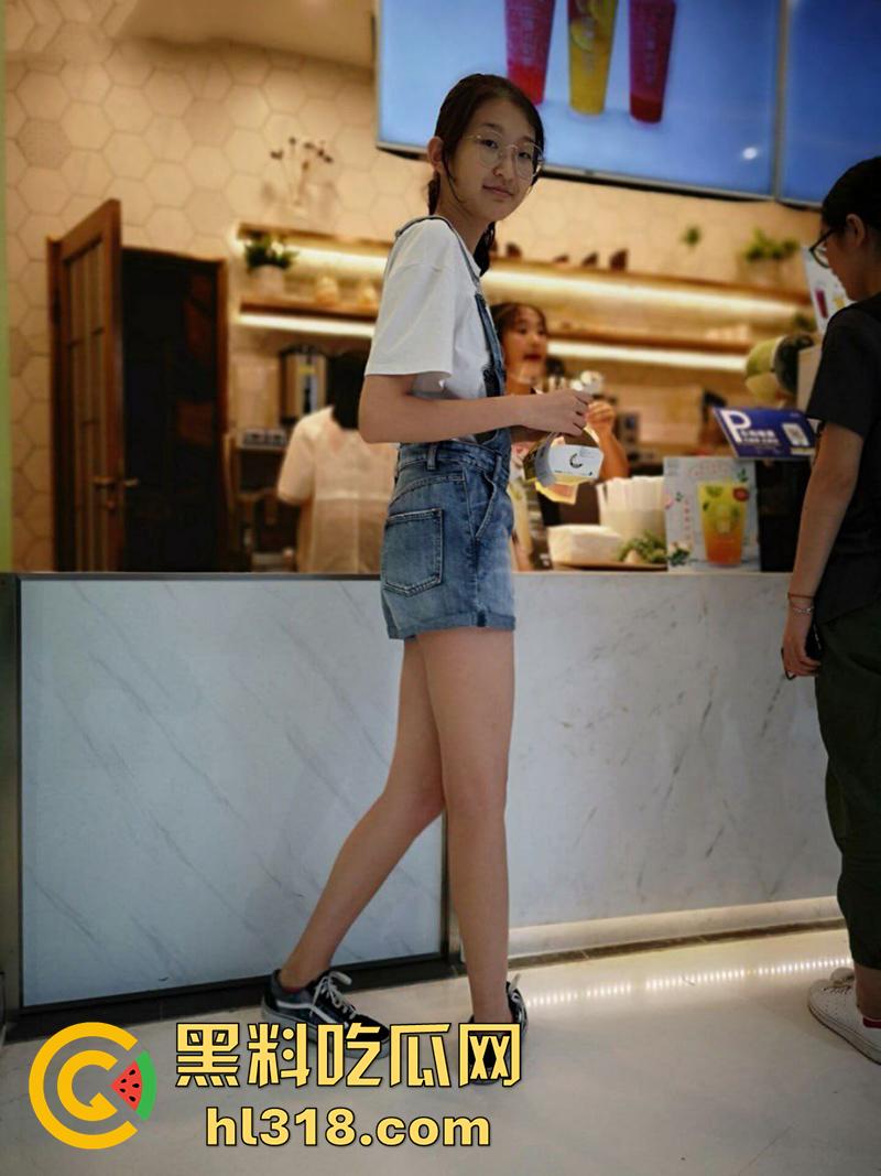 广西长腿学生妹【张虹艳】别看眼睛小小的，但身材绝对顶级，被学长拿下酒店开房操成母狗！