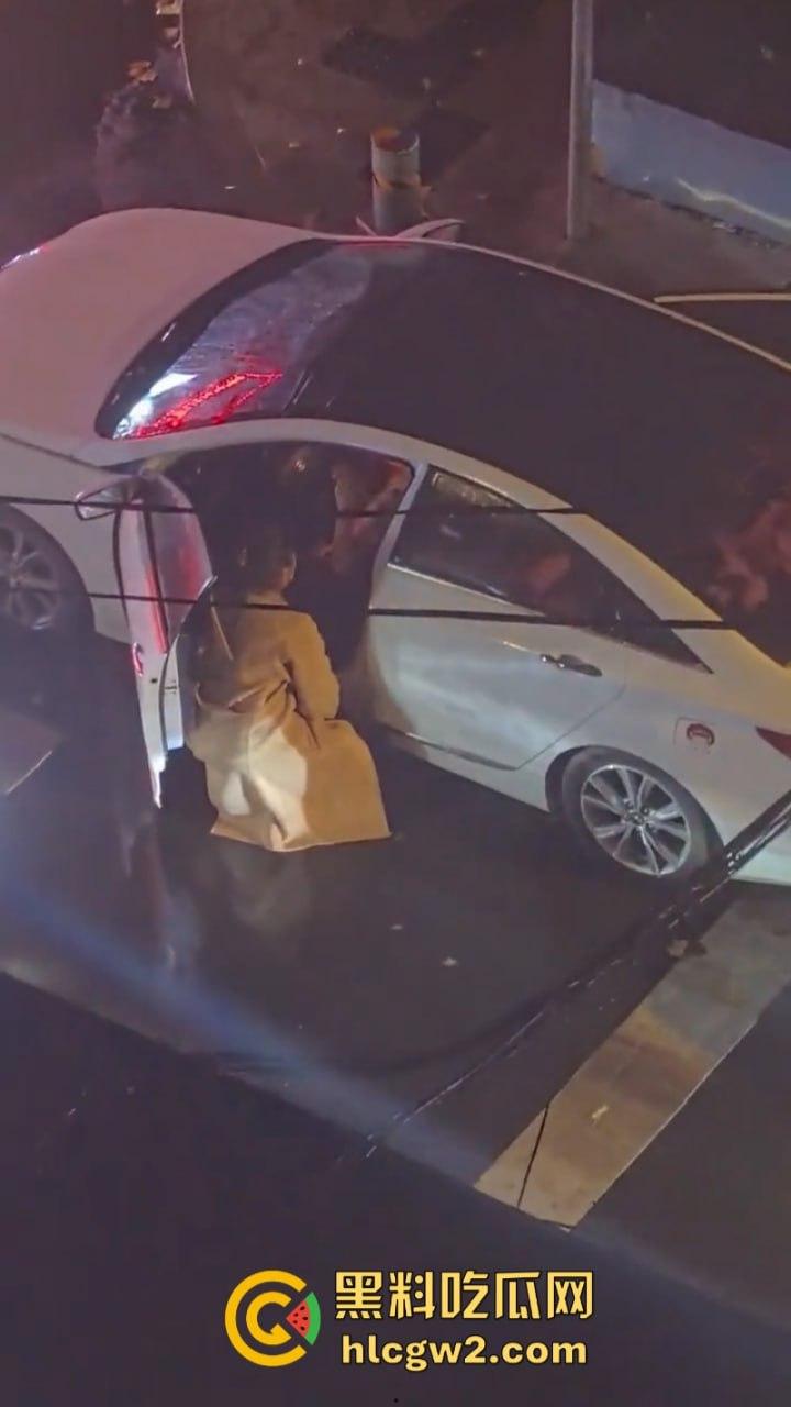 看笑了！辽宁沈阳彪悍女子当街暴打出轨渣男 分分钟KO 拿下 跟拎小鸡一样简单！