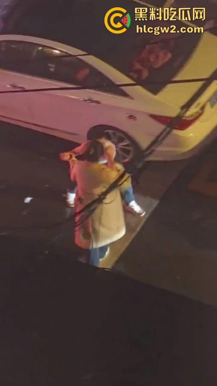 看笑了！辽宁沈阳彪悍女子当街暴打出轨渣男 分分钟KO 拿下 跟拎小鸡一样简单！-2