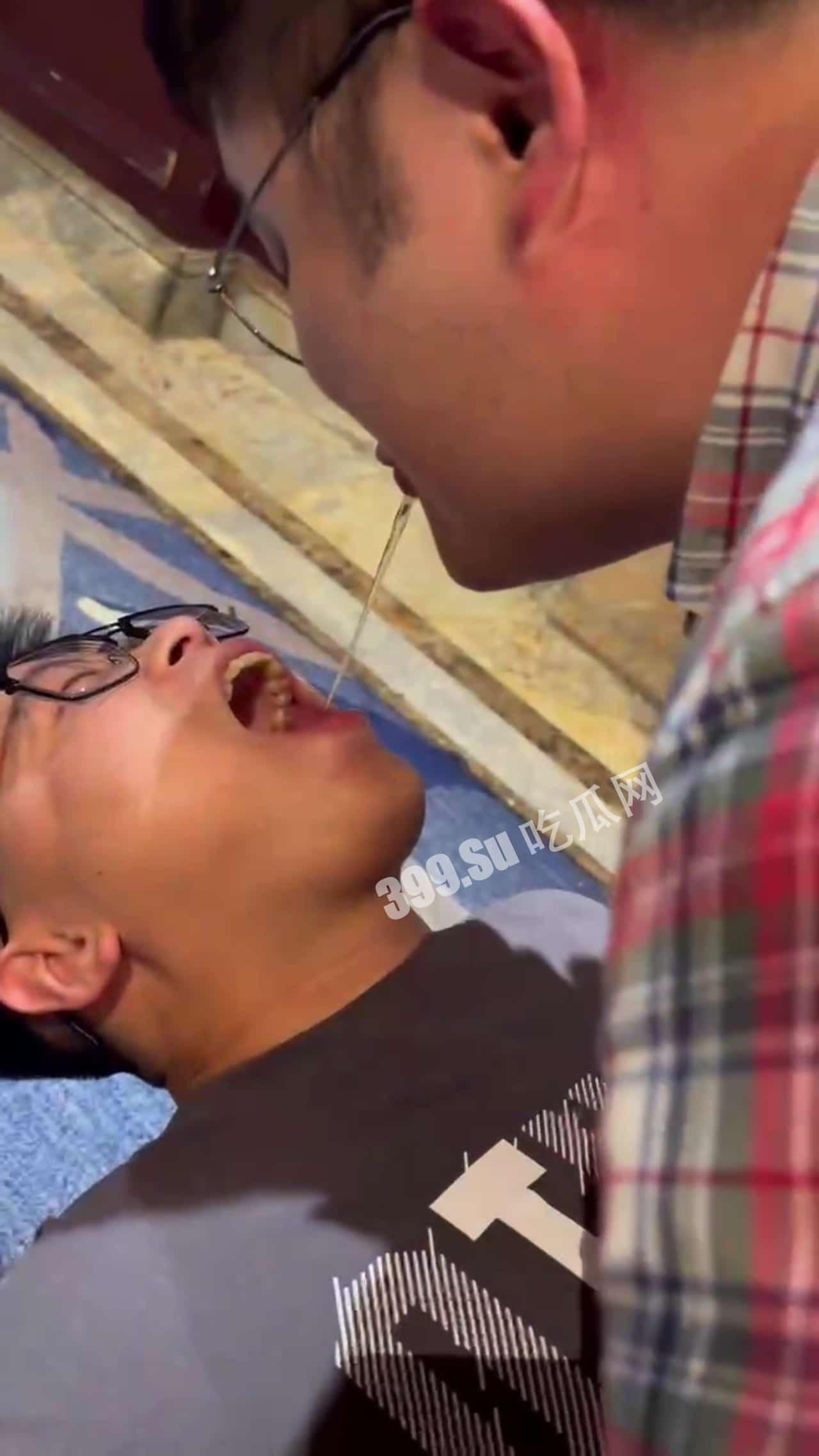 新盟易购  线下聚会醉酒后男男舌吻，毁三观操作-5