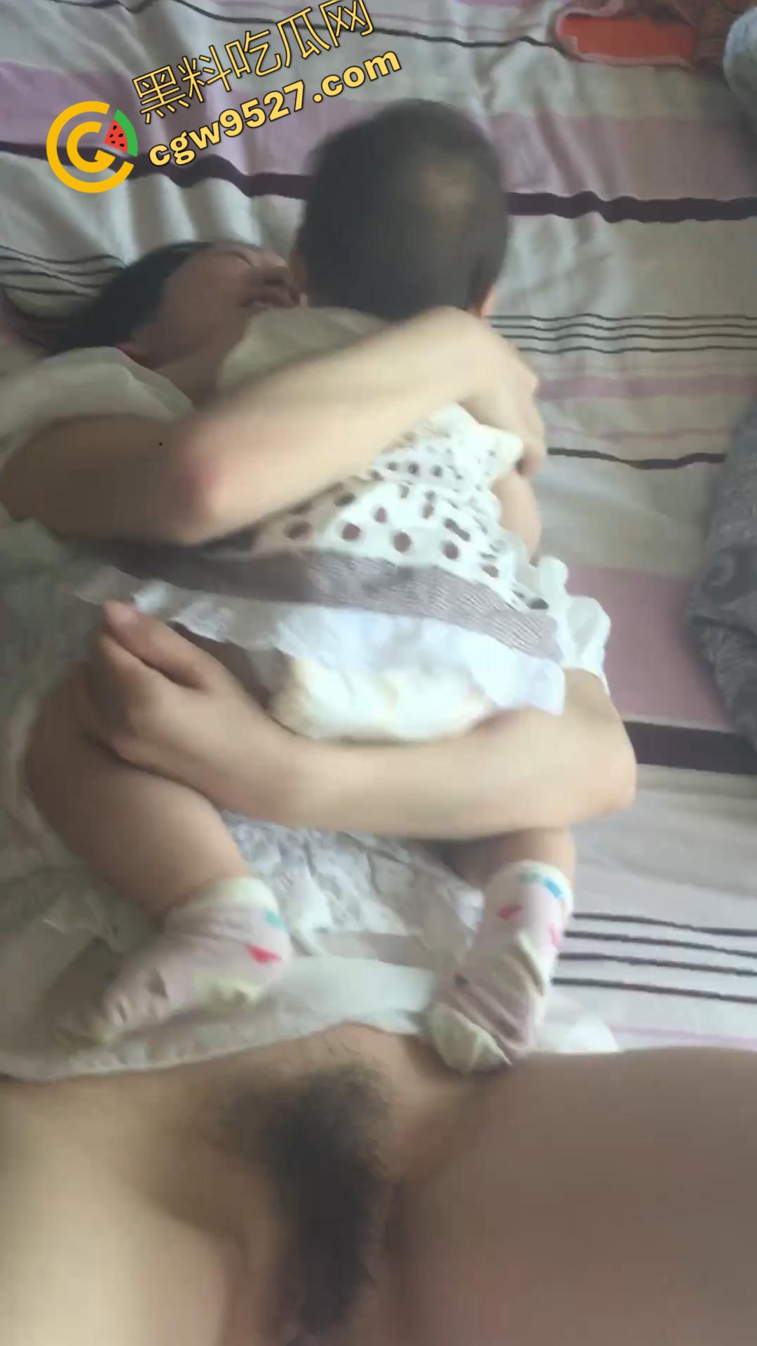 湖南人妻【王春艳】性瘾超强,刚出月子就偷情约炮,孩子一边吃奶,骚穴一边被操,真是淫荡至极-4