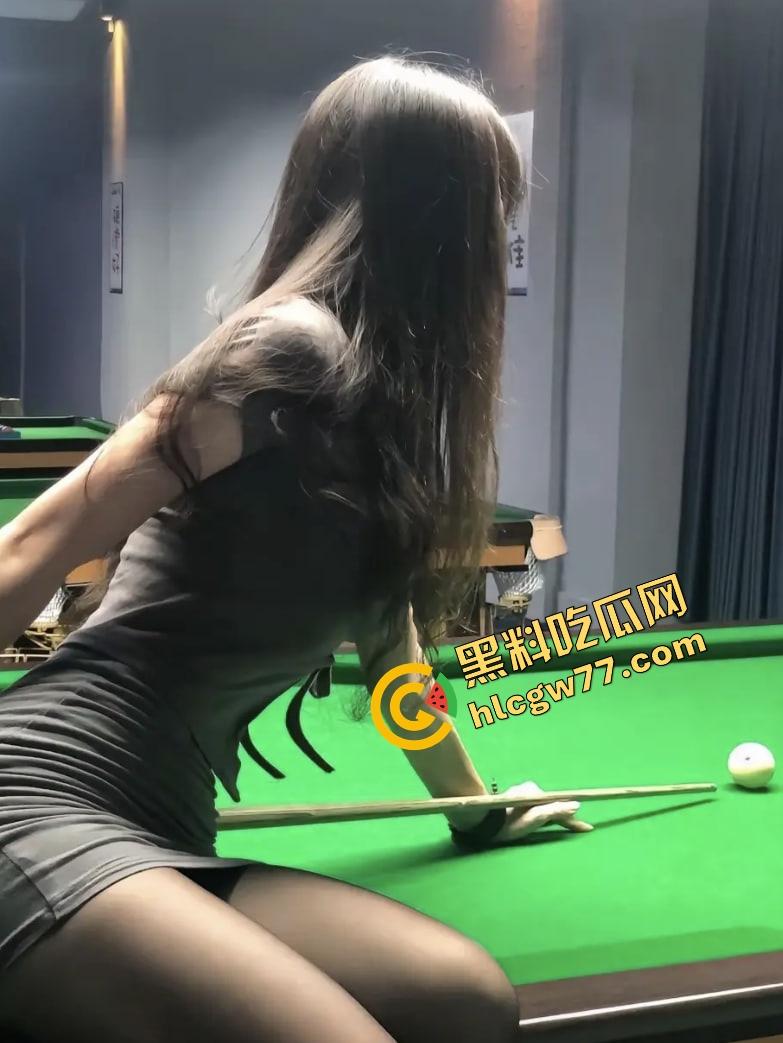 台球厅不打球只点陪玩，台球媛身材顶到不行穿吊带弯腰捡球露沟，拿身体给大哥架杆！-4