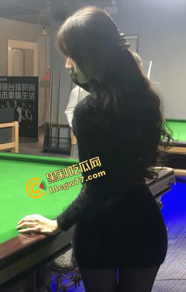 台球厅不打球只点陪玩，台球媛身材顶到不行穿吊带弯腰捡球露沟，拿身体给大哥架杆！-6