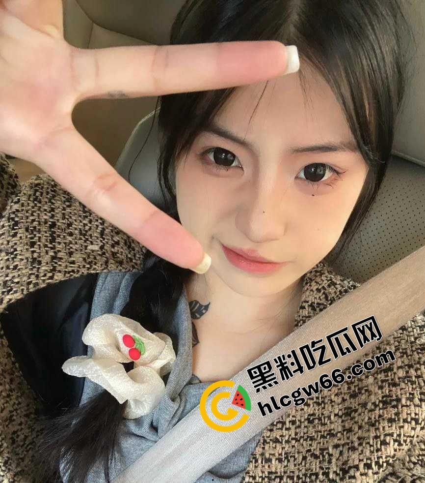 江西纹身小太妹【李妍】黑丝白丝开档互穿，宾馆跪舔社会大哥，黑丝白丝混合穿搭年轻就是无极限！