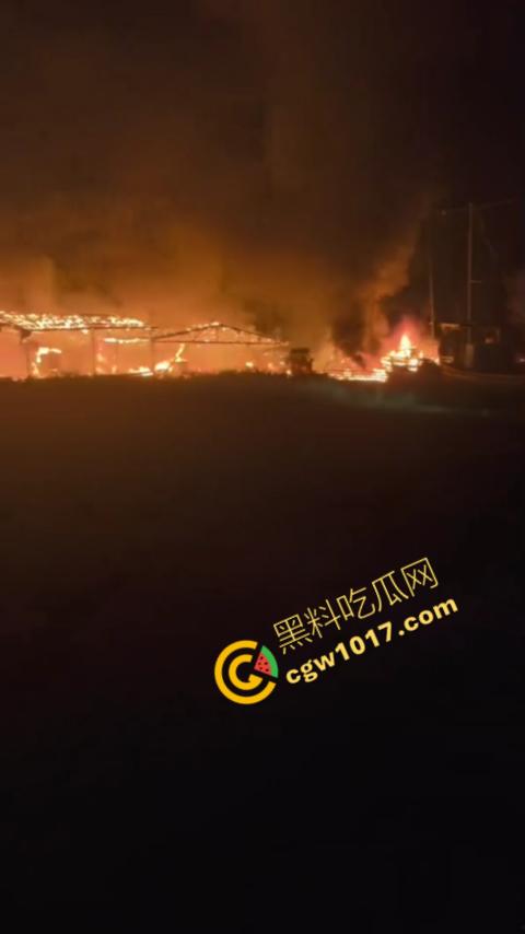 宁德突发火灾！渔船连环暴燃，火舌腾空，夜间被烈焰吞噬殆尽，惊险一刻令人心神俱裂！