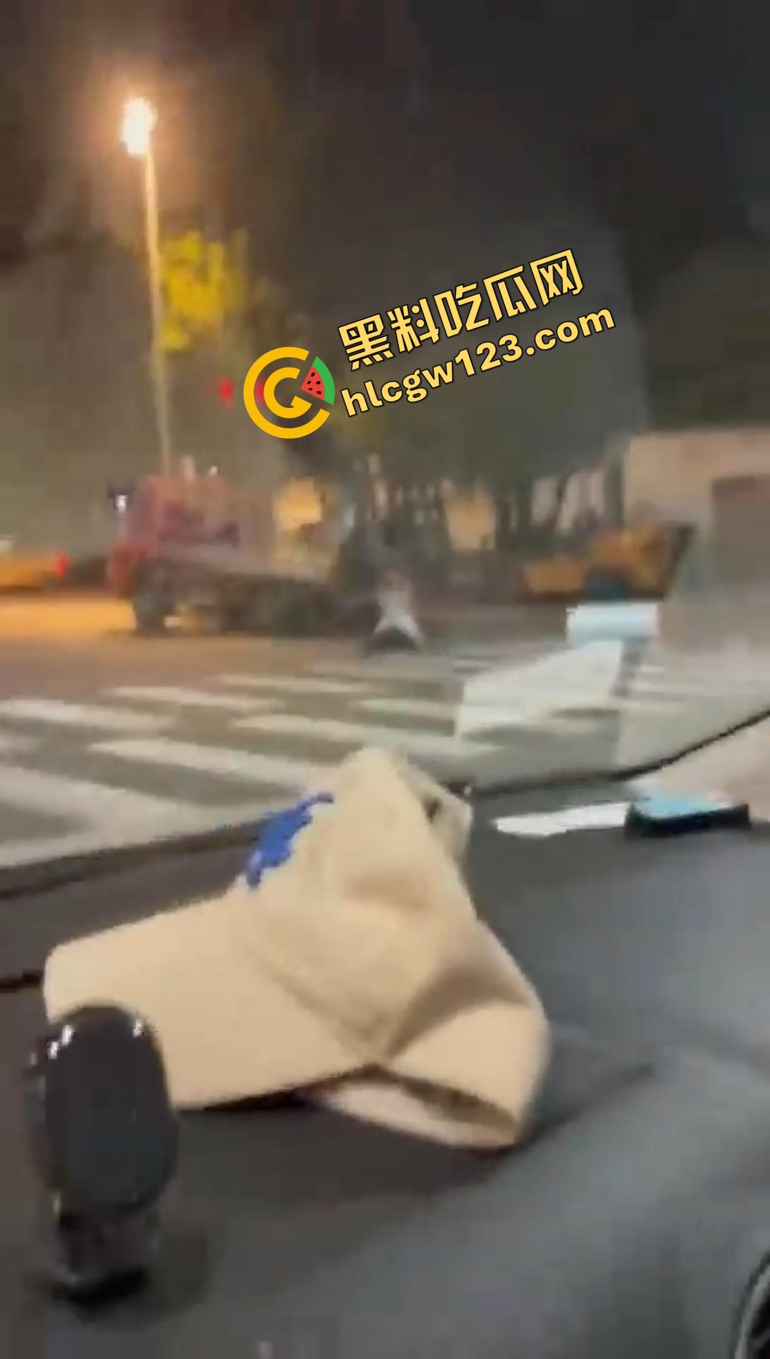 爱的有多深打得就有多狠,女的骑在男的身上连扇带踹,这会怎么没人说家暴了?龟男的痛谁替他说一句?-6