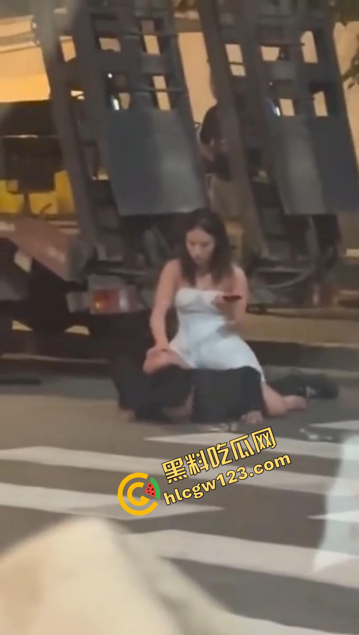 爱的有多深打得就有多狠,女的骑在男的身上连扇带踹,这会怎么没人说家暴了?龟男的痛谁替他说一句?-13