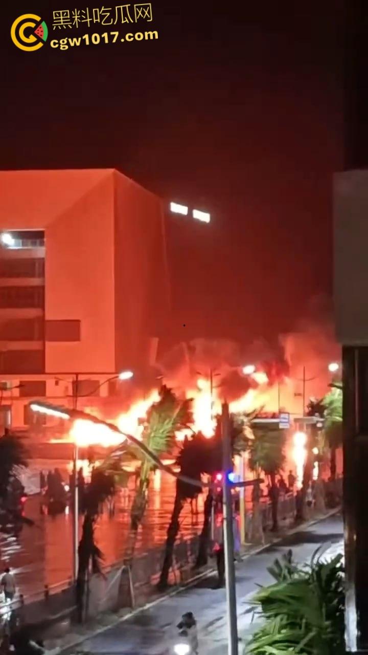 广东省阳江市海陵岛游艇突发大火，船体尽毁热浪逼退周边渔船，吞没整艘游艇，消防艇驰援半小时才扑救完 ！-5