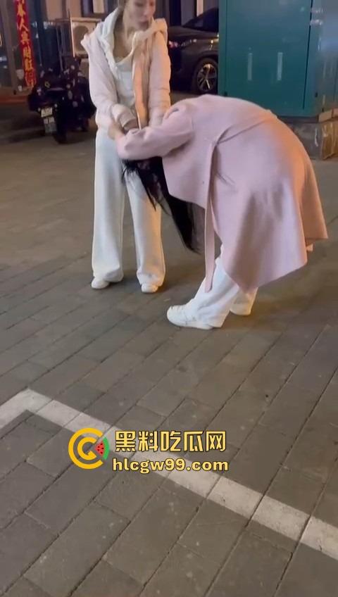 情人节你却非要当别人的情人 粉衣少妇勾搭00后弟弟被其女友抓获 原配强悍扯头发暴击！