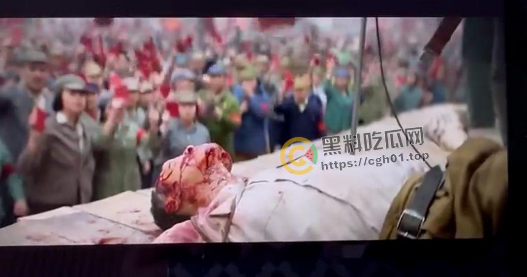 全球爆火！网飞【三体】 开局名场面 文革批斗老教授 当场打死 国内未上映画面流出-6