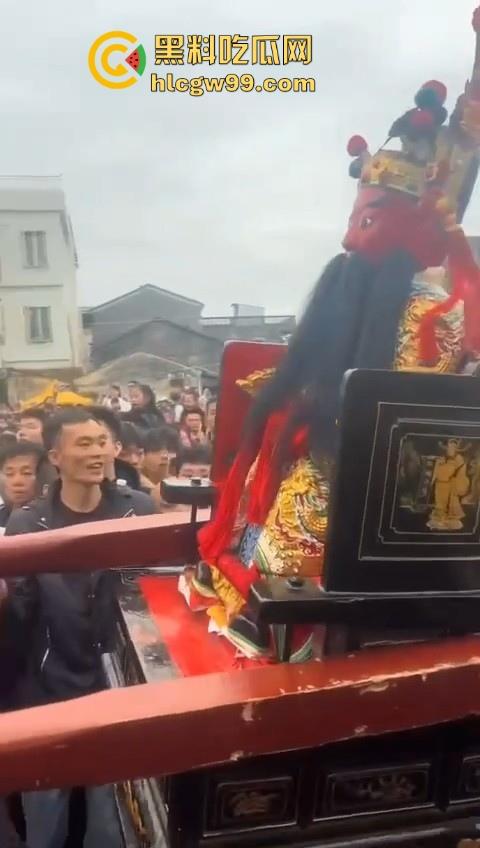广东潮汕迎老爷因抢香炉爆发冲突,两边人马大大出手,好好的一个迎神活动搞成这样为啥呀!-4