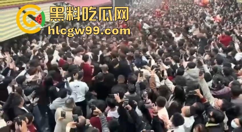 广东潮汕迎老爷因抢香炉爆发冲突,两边人马大大出手,好好的一个迎神活动搞成这样为啥呀!-5