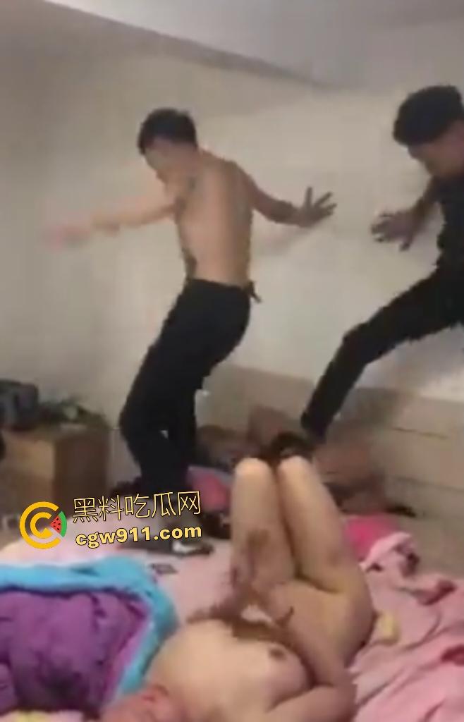 男友兄弟联手抓奸虐男小三，柜子扫把猛砸，骚女还拍手叫好，男小三说上床的时候你可不是这么对我的！-5