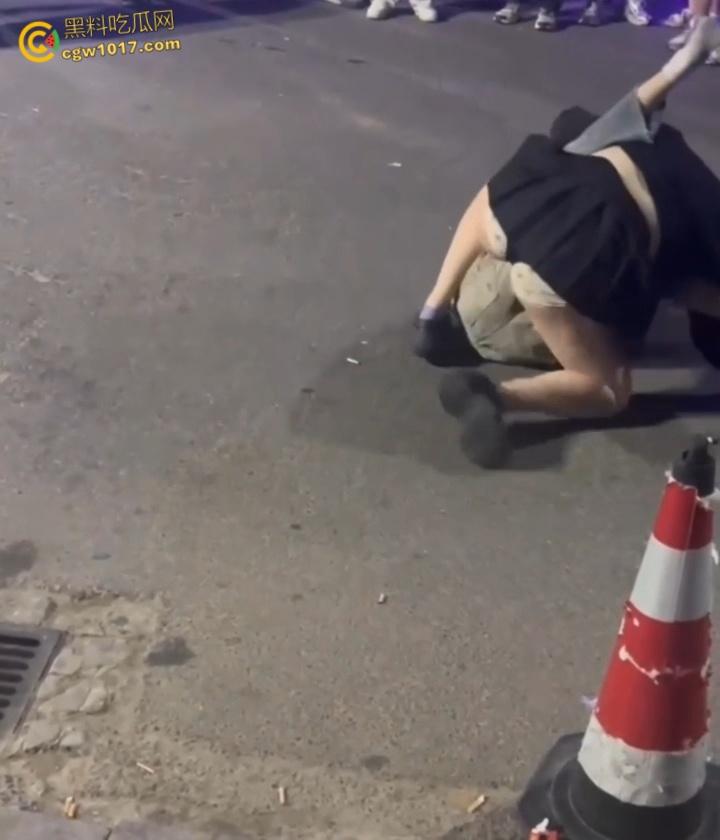 彪悍小仙女街头暴走，狂揍黄毛精神小伙，大白屁股极度辣眼，短裙外翻内裤都漏出来了，小伙被压在身下怀疑人生 ！-7