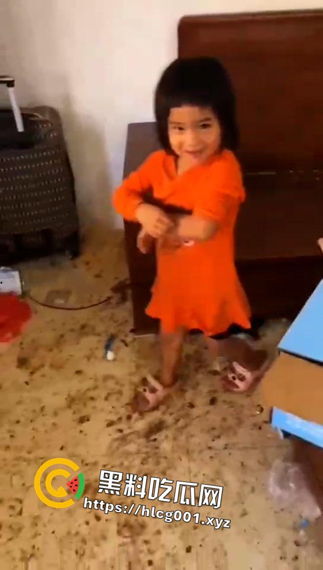 海南澄迈 几个幼儿被关家无人看管 一天没饭吃 屎尿弄一地有人生没人养-4