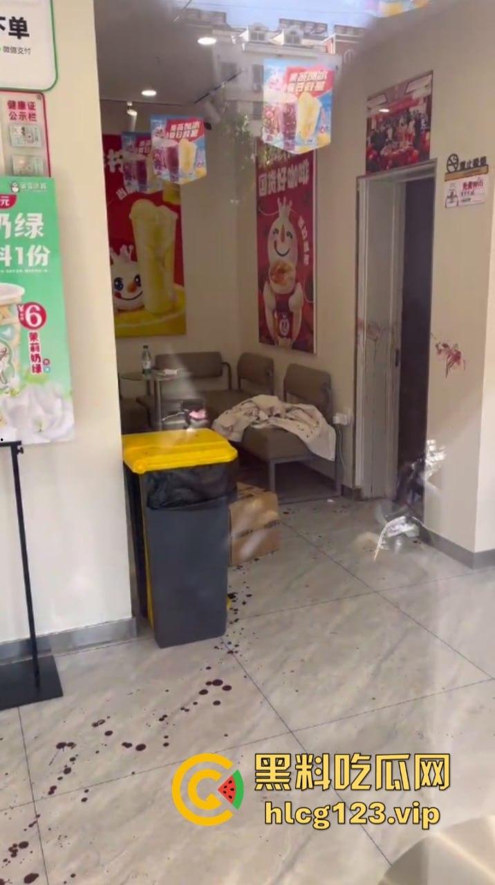 突发命案!杭州西湖区蜜雪冰城店内发生砍人事件 一店员被杀 现场血腥视频曝光-5