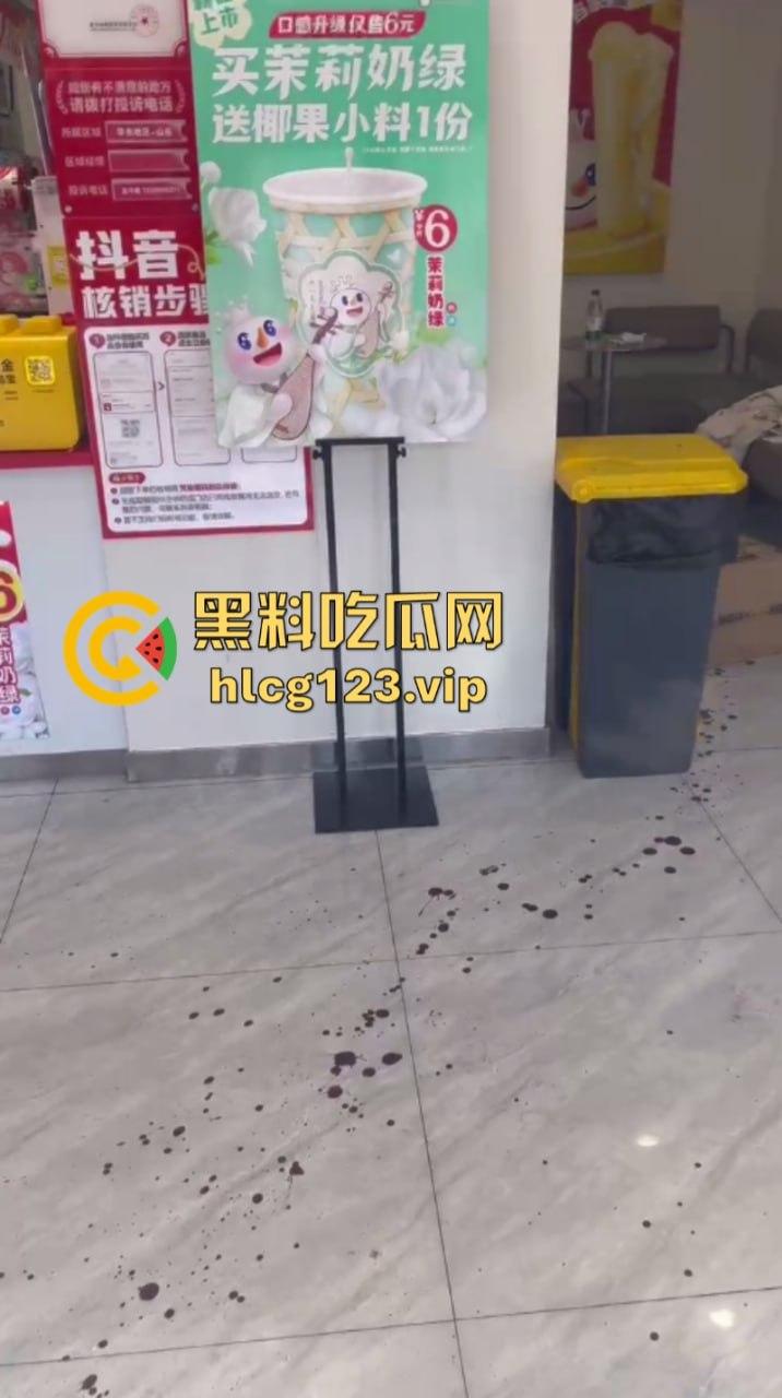 突发命案!杭州西湖区蜜雪冰城店内发生砍人事件 一店员被杀 现场血腥视频曝光-6