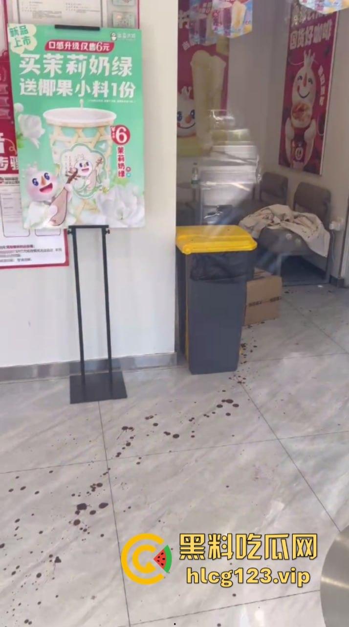 突发命案!杭州西湖区蜜雪冰城店内发生砍人事件 一店员被杀 现场血腥视频曝光-7