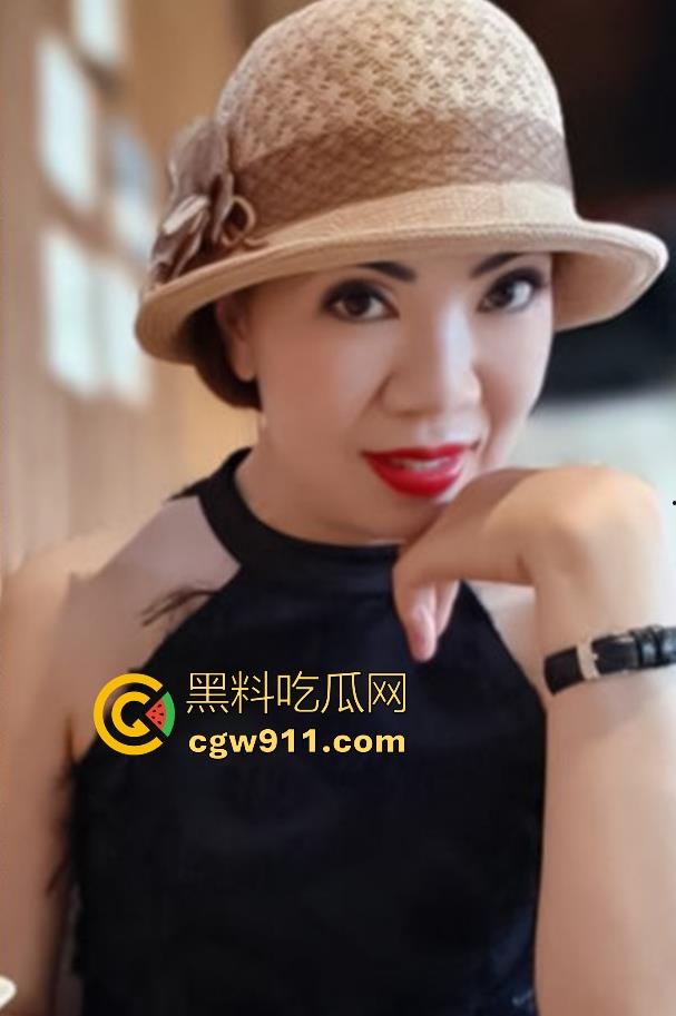 抖音熟女网红【中年妖精】中年龄圈的白雪公主,身穿情趣内衣被大屌无情撞击,无套内射结束战斗!-2