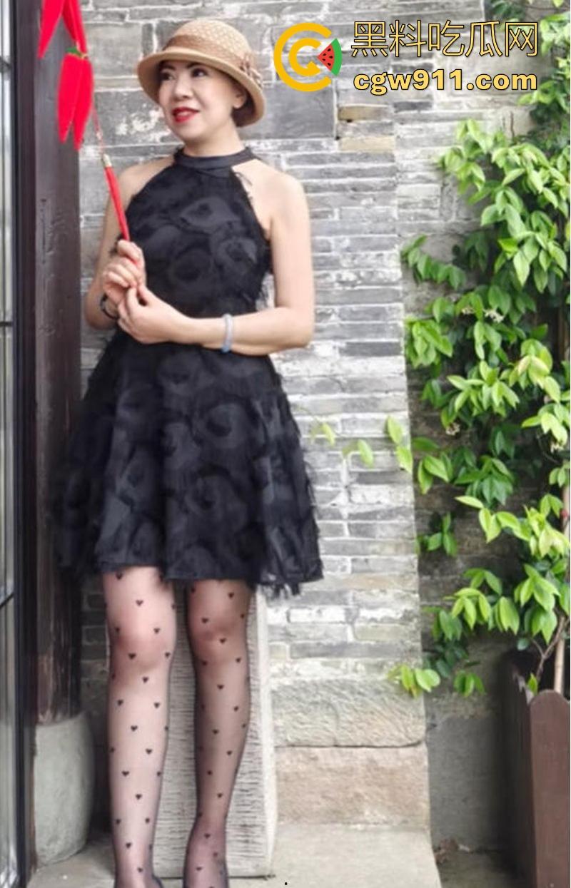 抖音熟女网红【中年妖精】中年龄圈的白雪公主,身穿情趣内衣被大屌无情撞击,无套内射结束战斗!-4