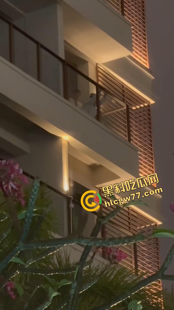 天气热了,干逼就得阳台上搞,窗边开操凉快又环保,低碳环保的激情你懂吗?-4