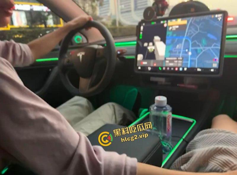 开车不误吃鸡巴!特斯拉女车主车内偷情网约一夜男!-1