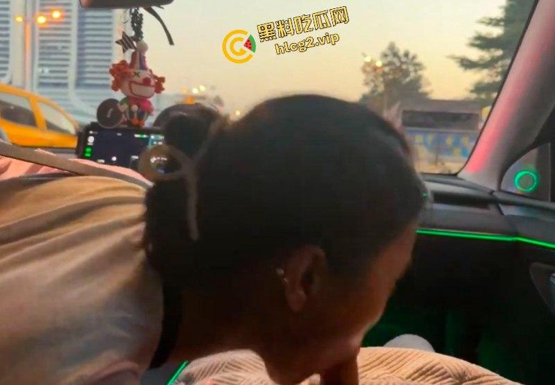 开车不误吃鸡巴!特斯拉女车主车内偷情网约一夜男!-6