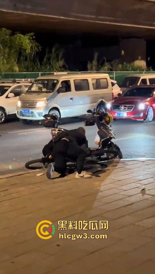 福州酒懵子喝酒喝得发疯,怼孩子当出气筒,要是孩子有刀估计当天就直接火化-2