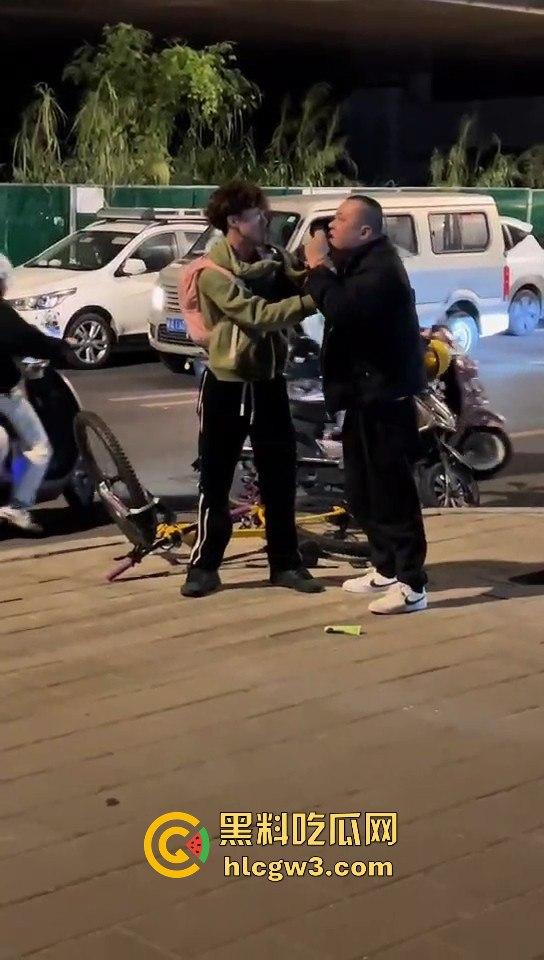 福州酒懵子喝酒喝得发疯,怼孩子当出气筒,要是孩子有刀估计当天就直接火化-5