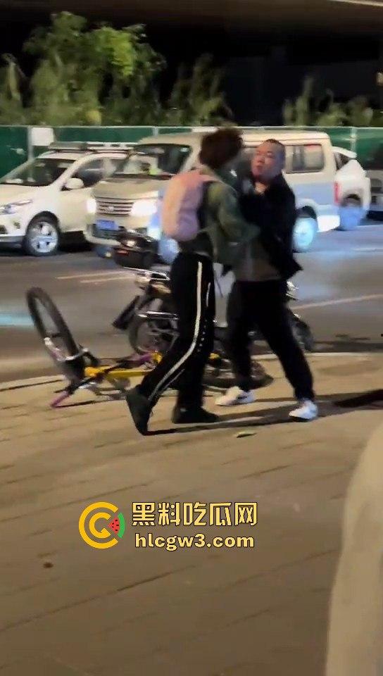 福州酒懵子喝酒喝得发疯,怼孩子当出气筒,要是孩子有刀估计当天就直接火化-6