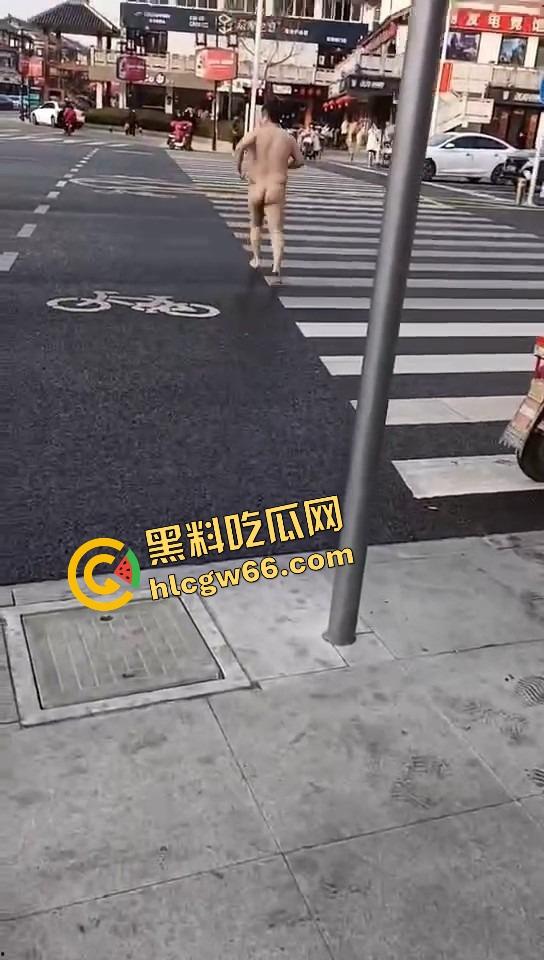 热到发疯?石家庄肥宅裸男街头裸奔!斑马线跪地膜拜,一身肉抖得像猪妖下凡,现场比妖都离谱!-2