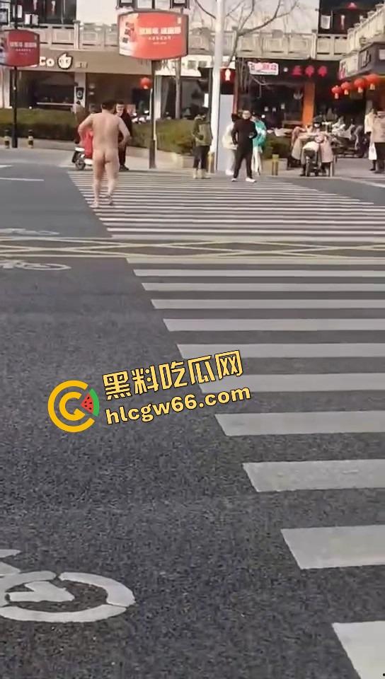 热到发疯?石家庄肥宅裸男街头裸奔!斑马线跪地膜拜,一身肉抖得像猪妖下凡,现场比妖都离谱!-4