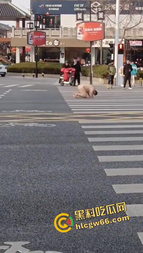 热到发疯?石家庄肥宅裸男街头裸奔!斑马线跪地膜拜,一身肉抖得像猪妖下凡,现场比妖都离谱!-5