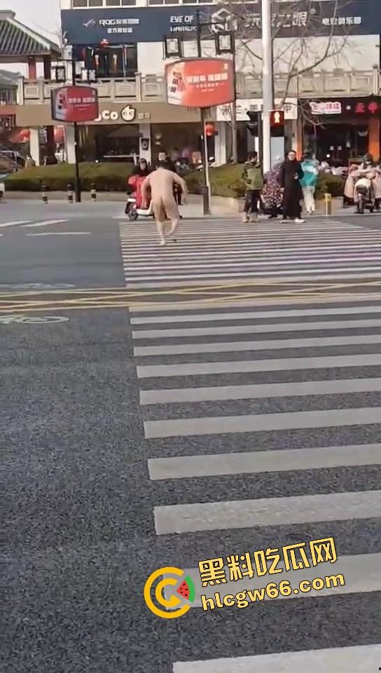 热到发疯?石家庄肥宅裸男街头裸奔!斑马线跪地膜拜,一身肉抖得像猪妖下凡,现场比妖都离谱!-6
