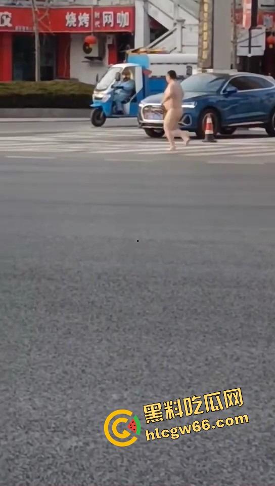 热到发疯?石家庄肥宅裸男街头裸奔!斑马线跪地膜拜,一身肉抖得像猪妖下凡,现场比妖都离谱!-7