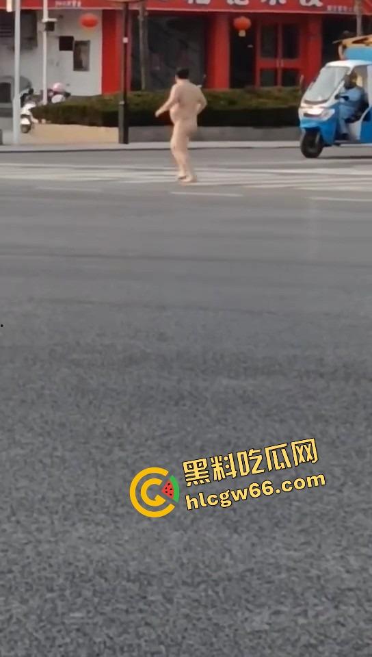 热到发疯?石家庄肥宅裸男街头裸奔!斑马线跪地膜拜,一身肉抖得像猪妖下凡,现场比妖都离谱!-8