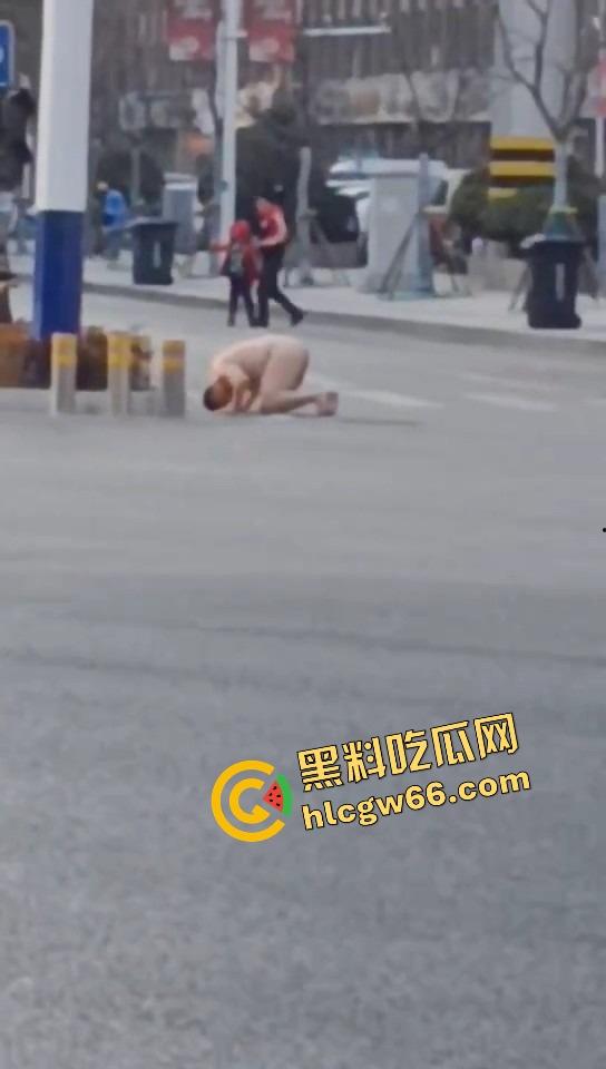 热到发疯?石家庄肥宅裸男街头裸奔!斑马线跪地膜拜,一身肉抖得像猪妖下凡,现场比妖都离谱!-9