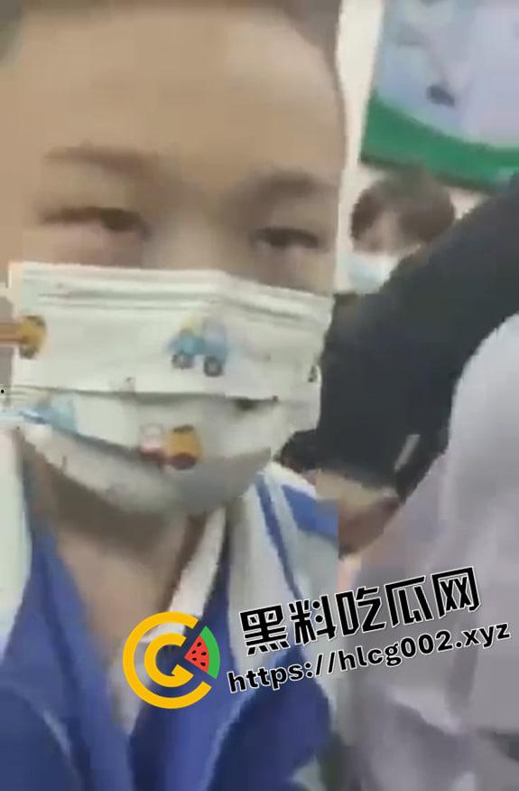 小兵探花!地铁上流氓小学生抄底小姐姐 被抓住找家长 年少有为 以后探花没你我不看-1