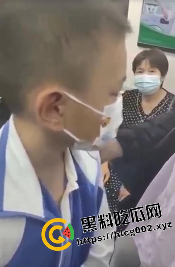 小兵探花!地铁上流氓小学生抄底小姐姐 被抓住找家长 年少有为 以后探花没你我不看-2