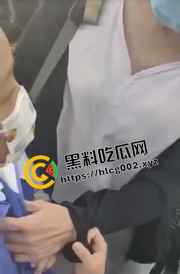 小兵探花!地铁上流氓小学生抄底小姐姐 被抓住找家长 年少有为 以后探花没你我不看-4