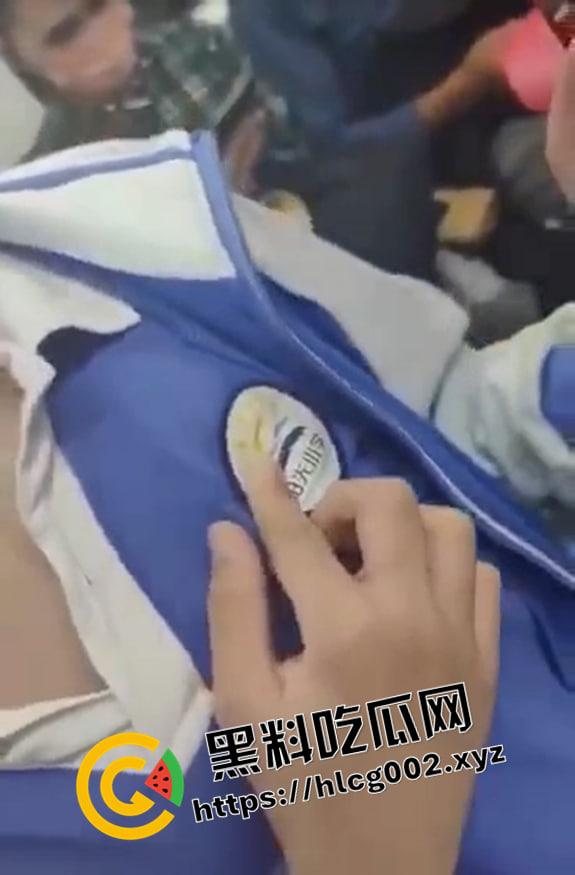 小兵探花!地铁上流氓小学生抄底小姐姐 被抓住找家长 年少有为 以后探花没你我不看-5