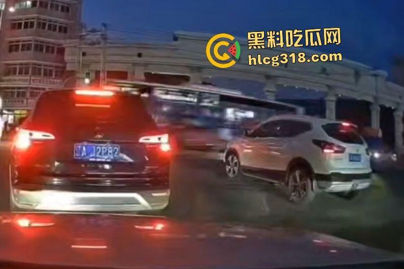 沈阳公交司机因被大学生拒绝暴怒撞人!行人飞摔血溅路面,车毁人亡如保龄球!-2