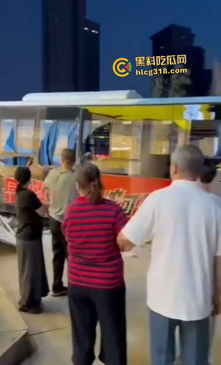 沈阳公交司机因被大学生拒绝暴怒撞人!行人飞摔血溅路面,车毁人亡如保龄球!-5