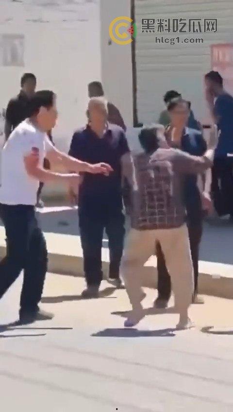 江苏五旬富豪老头酒驾开奔驰迈巴赫,主干道疯狂撞飞十几人,现场惨烈堪比大片!-1