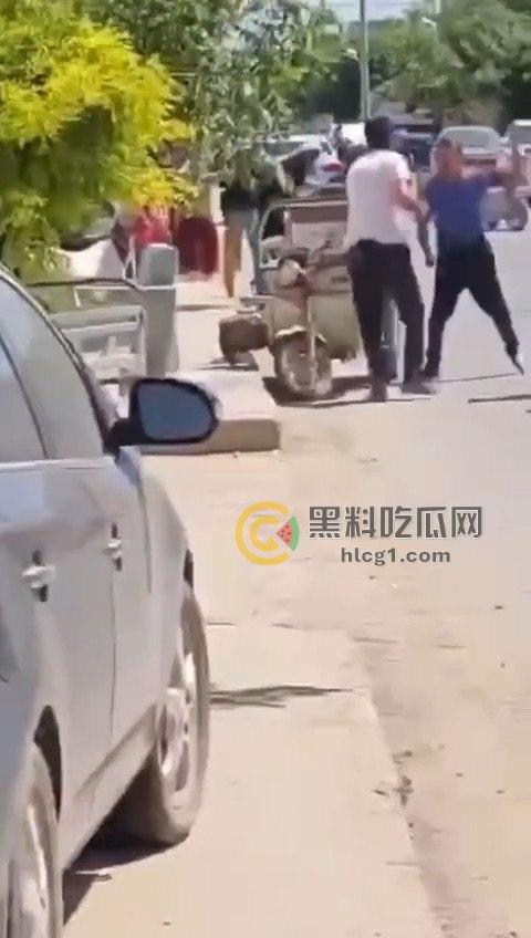 江苏五旬富豪老头酒驾开奔驰迈巴赫,主干道疯狂撞飞十几人,现场惨烈堪比大片!-2