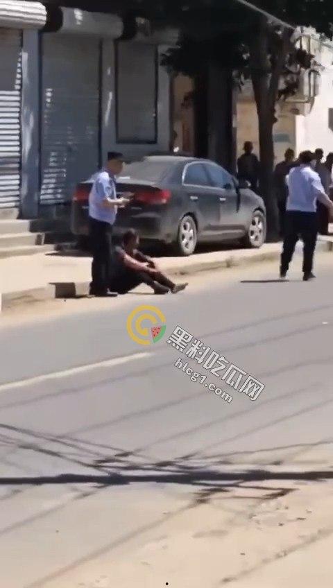 江苏五旬富豪老头酒驾开奔驰迈巴赫,主干道疯狂撞飞十几人,现场惨烈堪比大片!-5