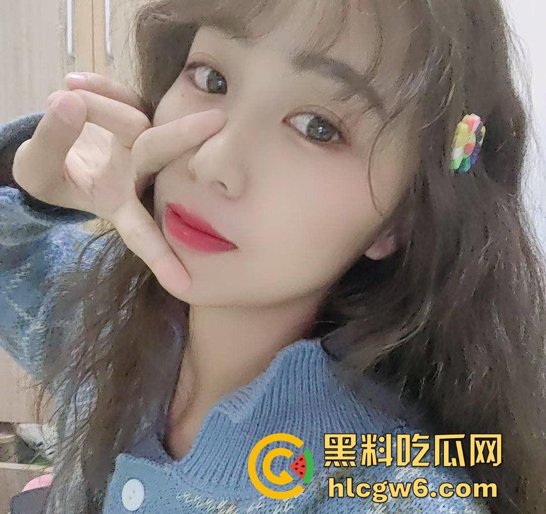 河北【张佳彤】清纯脸下的骚劲炸裂，图书馆偷玩一发，安静环境掩不住欠操的心，清纯反差简直绝了！-1