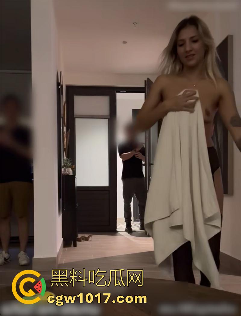 在家正操淫荡娇妻时，外卖员敲门骚货全裸拿外卖勾引，开裆黑丝加肥臀超诱惑，老公藏墙后看着母狗被操，再顶着别人精液爆操娇妻！-2