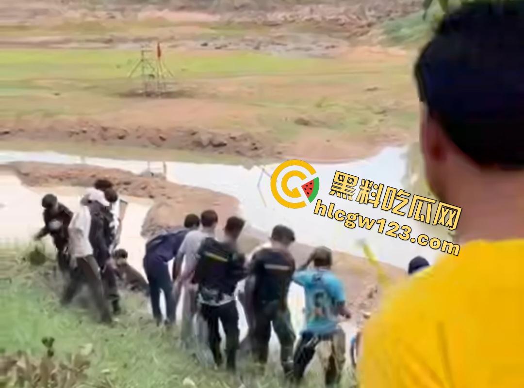 印度小哥翘屁股挑衅精神小伙被操翻!群殴打得满地找牙,警察来了也在一旁看戏!-7